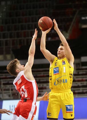 Ludwigsburg , Basketball easyCredit BBL Bundesliga , MHP RIESEN Ludwigsburg vs. Brose Bamberg , von links: Bennet Hundt ( Bamberg ) Jordan Hulls ( Riesen )