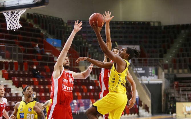 Ludwigsburg , Basketball easyCredit BBL Bundesliga , MHP RIESEN Ludwigsburg vs. Brose Bamberg , von links: David Kravish ( Bamberg ) Jaleen Smith ( Riesen )