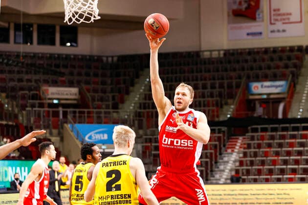 rechts Christian Sengfelder (Brose Bamberg, 43) links Jacob Patrick (MHP Riesen Ludwigsburg, 02) MHP Riesen Ludwigsburg - Brose Bamberg, easyCredit Basketball Bundesliga, Saison 2020-2021, 13. Spieltag, Ludwigsburg, Germany, 16.01.2021, - Copyright: DanielxLöb