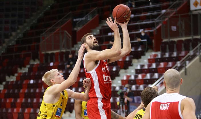 Ludwigsburg , Basketball easyCredit BBL Bundesliga , MHP RIESEN Ludwigsburg vs. Brose Bamberg , von links: Jacob Patrick ( Riesen ) David Kravish ( Bamberg )