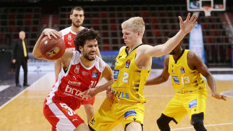 Ludwigsburg , Basketball easyCredit BBL Bundesliga , MHP RIESEN Ludwigsburg vs. Brose Bamberg , von links: Michaele Vitali ( Bamberg ) Jacob Patrick ( Riesen )
