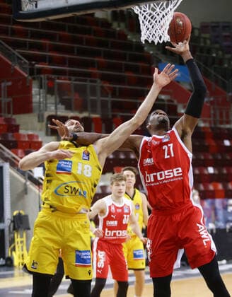 Ludwigsburg , Basketball easyCredit BBL Bundesliga , MHP RIESEN Ludwigsburg vs. Brose Bamberg , von links: Jonas Wohlfarth-Bottermann ( Riesen ) Shevon Thompson ( Bamberg )