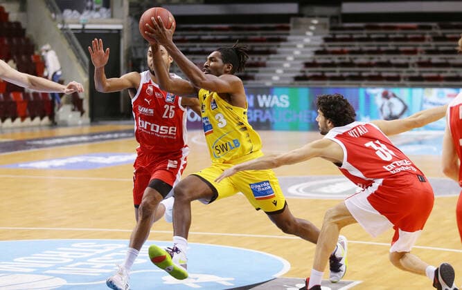 Ludwigsburg , Basketball easyCredit BBL Bundesliga , MHP RIESEN Ludwigsburg vs. Brose Bamberg , Jaleen Smith ( Riesen )