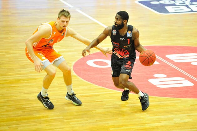 Basketball - Bundesliga - 13. Spieltag RASTA Vechta - JobStairs Giessen 46ers am 16.01.2021 im RASTA Dome in Vechta Tim Hasbargen (Vechta) im Zweikampf mit Jonathan Stark (Giessen)
