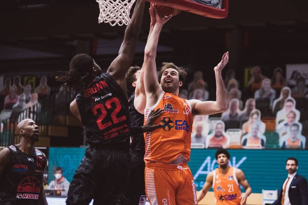easyCredit-BBL: 13. Spieltag - RASTA Vechta vs. JobStairs GIESSEN 46ers, 16.01.2021 Chad Brown (JobStairs GIESSEN 46ers, 22), Jesse Johannes Hunt (RASTA Vechta, 34); easyCredit-BBL: 13. Spieltag - RASTA Vechta vs. JobStairs GIESSEN 46ers am 16.01.2021 in Vechta (RASTA Dome), Germany, Copyright: xBEAUTIFULxSPORTS Neddermannx