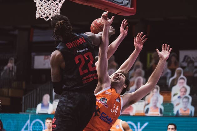 easyCredit-BBL: 13. Spieltag - RASTA Vechta vs. JobStairs GIESSEN 46ers, 16.01.2021 Chad Brown (JobStairs GIESSEN 46ers, 22), Jesse Johannes Hunt (RASTA Vechta, 34); easyCredit-BBL: 13. Spieltag - RASTA Vechta vs. JobStairs GIESSEN 46ers am 16.01.2021 in Vechta (RASTA Dome), Germany, Copyright: xBEAUTIFULxSPORTS Neddermannx