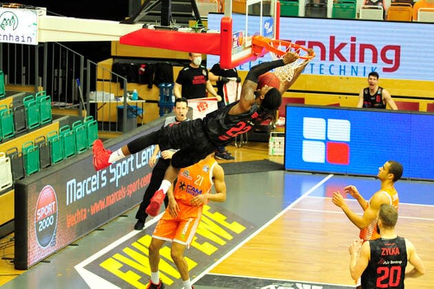 Basketball - Bundesliga - 13. Spieltag RASTA Vechta - JobStairs Giessen 46ers am 16.01.2021 im RASTA Dome in Vechta Chad Brown (Giessen) beim Dunking