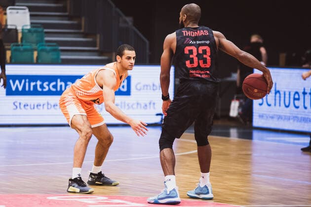 easyCredit-BBL: 13. Spieltag - RASTA Vechta vs. JobStairs GIESSEN 46ers, 16.01.2021 Jean Salumu (RASTA Vechta, 13), Brandon Thomas (JobStairs GIESSEN 46ers, 33); easyCredit-BBL: 13. Spieltag - RASTA Vechta vs. JobStairs GIESSEN 46ers am 16.01.2021 in Vechta (RASTA Dome), Germany, Copyright: xBEAUTIFULxSPORTS Neddermannx