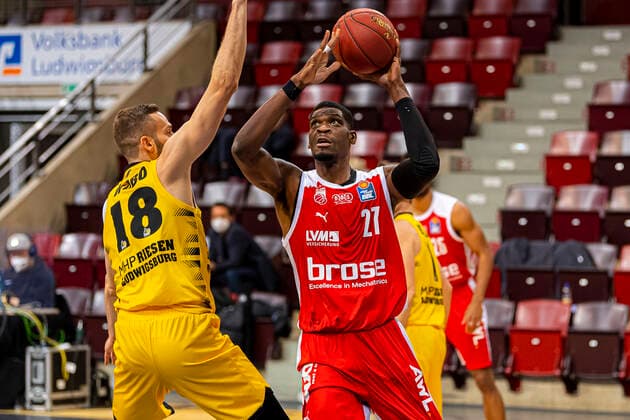Ludwigsburg, Deutschland 16. Januar 2021: BBL- 20 21 - MHP Riesen Ludwigsburg vs. Brose Bamberg v.li. Jonas Wohlfarth-Bottermann (Ludwigsburg), Shevon Thompson (Bamberg) Ludwigsburg MHP Arena Baden-Württemberg Deutschland