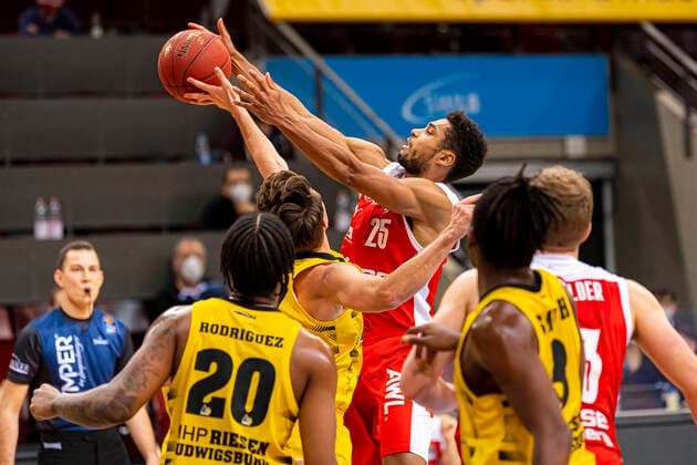 Ludwigsburg, Deutschland 16. Januar 2021: BBL- 20 21 - MHP Riesen Ludwigsburg vs. Brose Bamberg v. li. im Zweikampf Jordan Hulls (Ludwigsburg) und Kenneth Ogbe (Bamberg) Ludwigsburg MHP Arena Baden-Württemberg Deutschland