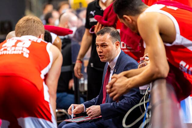 Ludwigsburg, Deutschland 16. Januar 2021: BBL- 20 21 - MHP Riesen Ludwigsburg vs. Brose Bamberg Headcoach Andrea Trinchieri (Bamberg) in der Auszeit Ludwigsburg MHP Arena Baden-Württemberg Deutschland