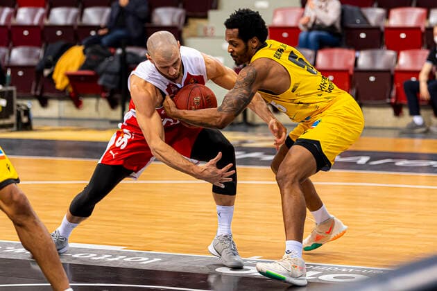 Ludwigsburg, Deutschland 16. Januar 2021: BBL- 20 21 - MHP Riesen Ludwigsburg vs. Brose Bamberg v. li. im Zweikampf Aleksej Nikolic (Bamberg) und Barry Brown Jr. (Ludwigsburg) Ludwigsburg MHP Arena Baden-Württemberg Deutschland