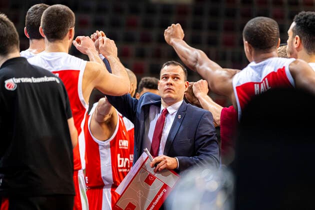 Ludwigsburg, Deutschland 16. Januar 2021: BBL- 20 21 - MHP Riesen Ludwigsburg vs. Brose Bamberg Headcoach Andrea Trinchieri (Bamberg) Ludwigsburg MHP Arena Baden-Württemberg Deutschland