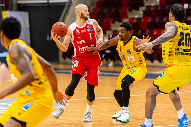 Ludwigsburg, Deutschland 16. Januar 2021: BBL- 20 21 - MHP Riesen Ludwigsburg vs. Brose Bamberg Aleksej Nikolic (Bamberg), Yorman Polas Bartolo (Ludwigsburg) Ludwigsburg MHP Arena Baden-Württemberg Deutschland