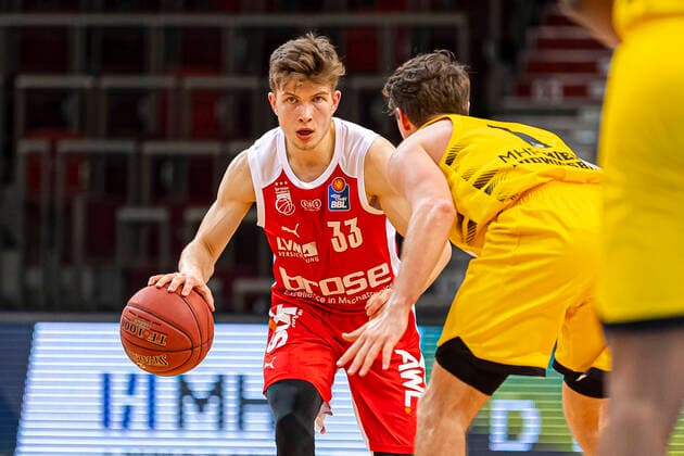 Ludwigsburg, Deutschland 16. Januar 2021: BBL- 20 21 - MHP Riesen Ludwigsburg vs. Brose Bamberg Bennet Hundt (Bamberg), Jordan Hulls (Ludwigsburg) Ludwigsburg MHP Arena Baden-Württemberg Deutschland
