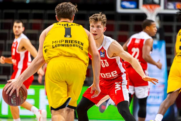 Ludwigsburg, Deutschland 16. Januar 2021: BBL- 20 21 - MHP Riesen Ludwigsburg vs. Brose Bamberg Jordan Hulls (Ludwigsburg), Bennet Hundt (Bamberg) Ludwigsburg MHP Arena Baden-Württemberg Deutschland