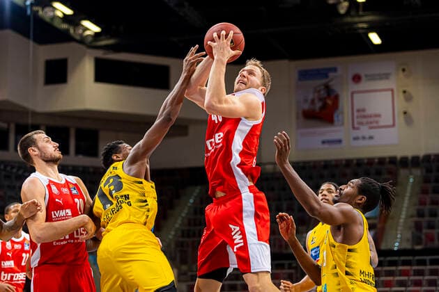 Ludwigsburg, Deutschland 16. Januar 2021: BBL- 20 21 - MHP Riesen Ludwigsburg vs. Brose Bamberg v.li. Chase Fieler (Bamberg), Yorman Polas Bartolo (Ludwigsburg), Christian Sengfelder (Bamberg), Jaleen Smith (Ludwigsburg) Ludwigsburg MHP Arena Baden-Württemberg Deutschland