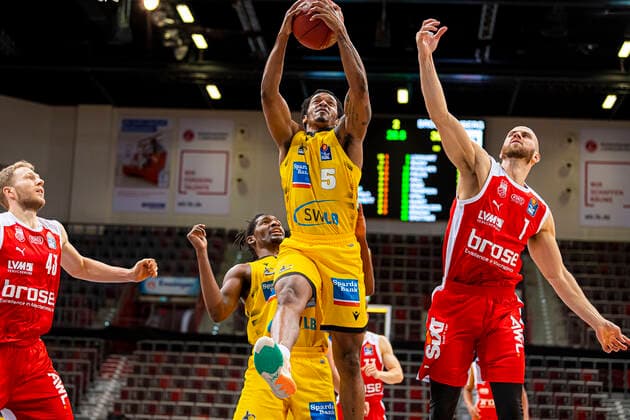 Ludwigsburg, Deutschland 16. Januar 2021: BBL- 20 21 - MHP Riesen Ludwigsburg vs. Brose Bamberg v.li. Christian Sengfelder (Bamberg), Barry Brown Jr. (Ludwigsburg), Aleksej Nikolic (Bamberg) Ludwigsburg MHP Arena Baden-Württemberg Deutschland