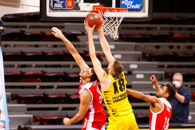rechts Kenneth Ogbe (Brose Bamberg, 25) links Chase Fieler (Brose Bamberg, 20) aber Mitte Jonas Wohlfahrth - Bottermann (MHP Riesen Ludwigsburg, 18) holt den Ofensivrebound MHP Riesen Ludwigsburg - Brose Bamberg, easyCredit Basketball Bundesliga, Saison 2020-2021, 13. Spieltag, Ludwigsburg, Germany, 16.01.2021, - Copyright: DanielxLöb