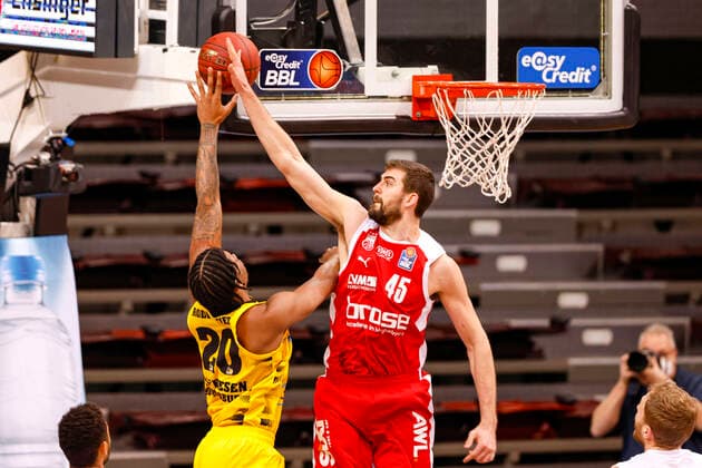 rechts David Kravish (Brose Bamberg, 45) blockt links Desi Rodriguez (MHP Riesen Ludwigsburg, 20) MHP Riesen Ludwigsburg - Brose Bamberg, easyCredit Basketball Bundesliga, Saison 2020-2021, 13. Spieltag, Ludwigsburg, Germany, 16.01.2021, - Copyright: DanielxLöb