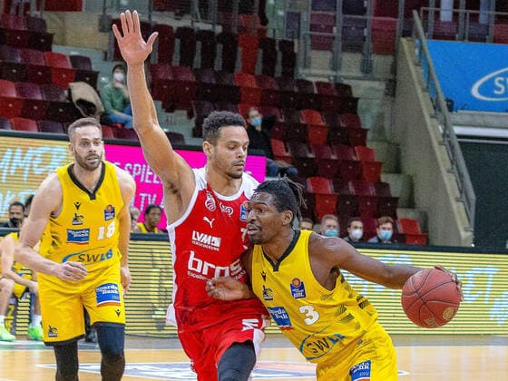 Jonas Wohlfahrt-Bottermann (MHP Riesen Ludwigsburg, 18) Kenneth Ogbe (Brose Bamberg, 25) Jaleen Smith (MHP Riesen Ludwigsburg, 3)¨¨¨MHP Riesen Ludwigsburg vs. Brose Bamberg, Basketball, Bundesliga, easy credit BBL, Spieltag 14, Spielzeit 2020 2021, 16.01.2021, ¨¨ MHP Riesen Ludwigsburg vs. Brose Bamberg, Basketball, Bundesliga, easy credit BBL, Spieltag 13, Spielzeit 2020 2021, 16.01.2021 Ludwigsburg Copyright: xNinaxSander xEibnerxPressefotoxIx EP_NSR