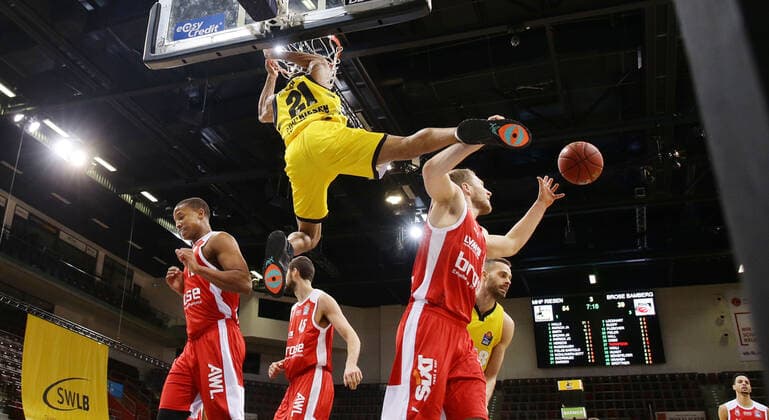 Ludwigsburg , Basketball easyCredit BBL Bundesliga , MHP RIESEN Ludwigsburg vs. Brose Bamberg , Tremmell Darden ( Riesen )