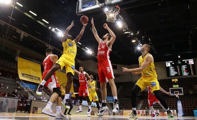 Ludwigsburg , Basketball easyCredit BBL Bundesliga , MHP RIESEN Ludwigsburg vs. Brose Bamberg , von links. Jaleen Smith ( Riesen ) David kravish ( Bamberg ) Jonas Wohlfarth-Bottermann ( Riesen )