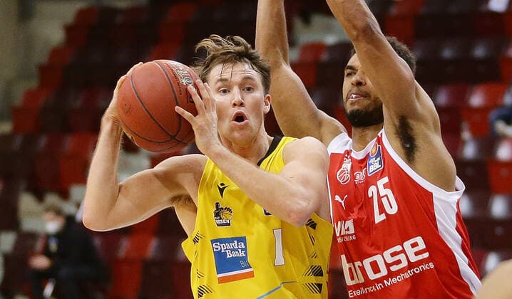 Ludwigsburg , Basketball easyCredit BBL Bundesliga , MHP RIESEN Ludwigsburg vs. Brose Bamberg , von links: Jordan Hulls ( Riesen ) Kenneth Ogbe ( Bamberg )