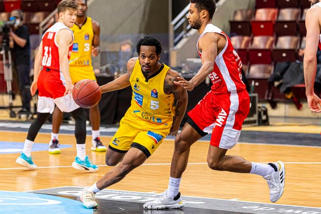Ludwigsburg, Deutschland 16. Januar 2021: BBL- 20 21 - MHP Riesen Ludwigsburg vs. Brose Bamberg Barry Brown Jr. (Ludwigsburg), Kenneth Ogbe (Bamberg) Ludwigsburg MHP Arena Baden-Württemberg Deutschland