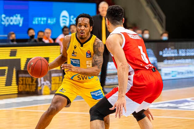 Ludwigsburg, Deutschland 16. Januar 2021: BBL- 20 21 - MHP Riesen Ludwigsburg vs. Brose Bamberg Barry Brown Jr. (Ludwigsburg), Dominic Lockhart (Bamberg) Ludwigsburg MHP Arena Baden-Württemberg Deutschland