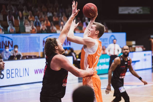 easyCredit-BBL: 13. Spieltag - RASTA Vechta vs. JobStairs GIESSEN 46ers, 16.01.2021 John Bryant (JobStairs GIESSEN 46ers, 54), Bjoern Thomas Rohwer (RASTA Vechta, 22); easyCredit-BBL: 13. Spieltag - RASTA Vechta vs. JobStairs GIESSEN 46ers am 16.01.2021 in Vechta (RASTA Dome), Germany, Copyright: xBEAUTIFULxSPORTS Neddermannx