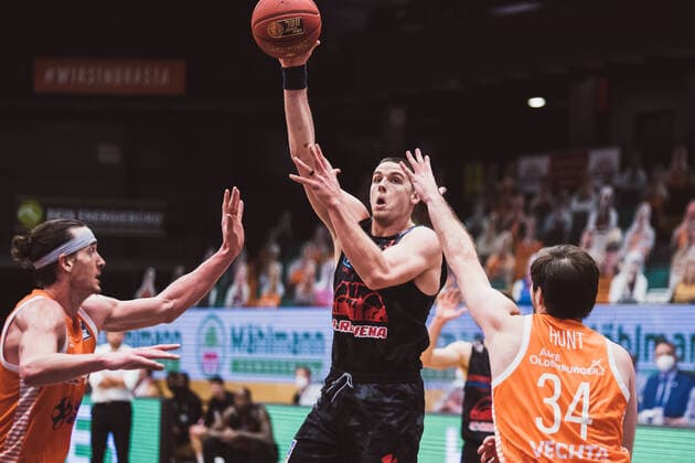 easyCredit-BBL: 13. Spieltag - RASTA Vechta vs. JobStairs GIESSEN 46ers, 16.01.2021 Dennis Clifford (RASTA Vechta, 42), Scottie James Jr. (JobStairs GIESSEN 46ers, 31), Jesse Johannes Hunt (RASTA Vechta, 34); easyCredit-BBL: 13. Spieltag - RASTA Vechta vs. JobStairs GIESSEN 46ers am 16.01.2021 in Vechta (RASTA Dome), Germany, Copyright: xBEAUTIFULxSPORTS Neddermannx