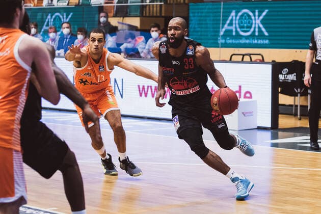easyCredit-BBL: 13. Spieltag - RASTA Vechta vs. JobStairs GIESSEN 46ers, 16.01.2021 Jean Salumu (RASTA Vechta, 13), Brandon Thomas (JobStairs GIESSEN 46ers, 33); easyCredit-BBL: 13. Spieltag - RASTA Vechta vs. JobStairs GIESSEN 46ers am 16.01.2021 in Vechta (RASTA Dome), Germany, Copyright: xBEAUTIFULxSPORTS Neddermannx