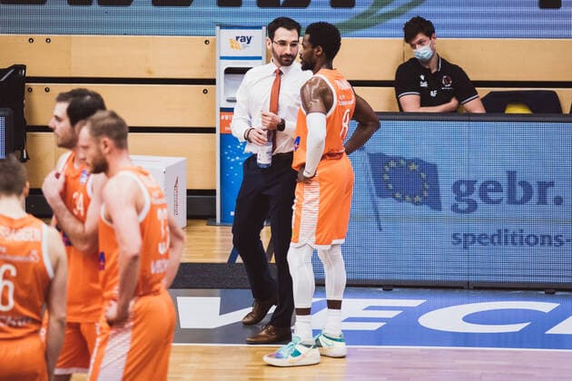 easyCredit-BBL: 13. Spieltag - RASTA Vechta vs. JobStairs GIESSEN 46ers, 16.01.2021 Thomas Paech (RASTA Vechta, Head Coach), Joshua Adam Young (RASTA Vechta, 8); easyCredit-BBL: 13. Spieltag - RASTA Vechta vs. JobStairs GIESSEN 46ers am 16.01.2021 in Vechta (RASTA Dome), Germany, Copyright: xBEAUTIFULxSPORTS Neddermannx