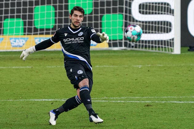 Stefan Ortega Moreno (Torwart, Bielefeld, 1), beim Abstoß, Freisteller, Ganzkörper, Einzelbild, Aktion, Action, 16.01.2021, Sinsheim (Deutschland), Fussball, Bundesliga, TSG 1899 Hoffenheim - DSC Arminia Bielefeld, DFB DFL REGULATIONS PROHIBIT ANY USE OF PHOTOGRAPHS AS IMAGE SEQUENCES AND OR QUASI-VIDEO.