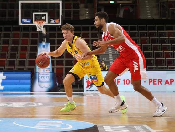 V.li. Jordan Hulls (Riesen) , Kenneth Ogbe (Bamberg) . MHP Riesen Ludwigsburg vs.Brose Bamberg . Basketball-Bundesliga 2020-2021. Ludwigsburg , GER, 16.01.2021,