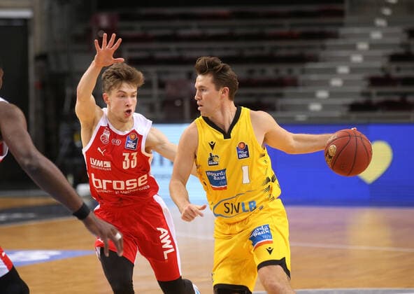 V.li. Bennet Hundt (Bamberg), Jordan Hulls (Riesen) . MHP Riesen Ludwigsburg vs.Brose Bamberg . Basketball-Bundesliga 2020-2021. Ludwigsburg , GER, 16.01.2021,