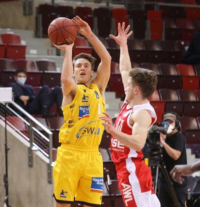 V.li. Jordan Hulls (Riesen) , Bennet Hundt (Bamberg) . MHP Riesen Ludwigsburg vs.Brose Bamberg . Basketball-Bundesliga 2020-2021. Ludwigsburg , GER, 16.01.2021,