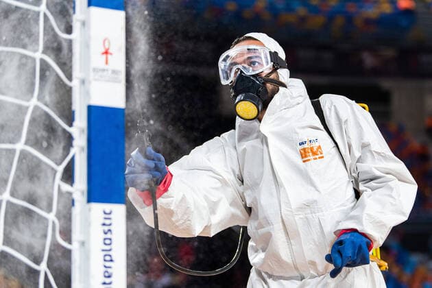 Sport Bilder des Tages 210116 A person in protective gear disinfects a goalpost, due to the coronavirus covid-19 pandemic, ahead of the 2021 IHF World Handball Championship match between Chile and Sweden on January 16, 2021 in Cairo. Photo: Mathias Bergeld BILDBYRAN COP 200 MB0090 handball handboll handball chile sweden sverige bbeng vm handball-vm handbolls-vm ihf handball World Championship, WM, Weltmeisterschaft world handball championship 2021 world championship 2021 covid-19 coronavirus coronaviruset Copyright: MATHIASxBERGELD BB210116MB166