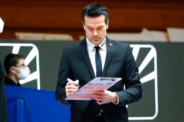 13. Spieltag der easyCredit BBL Basketball Bundesliga in der Arena Hohenlohe in Ilshofen Saison 2020-2021 HAKRO Merlins Crailsheim gegen Medi Bayreuth Raoul Korner (Medi Bayreuth) Trainer