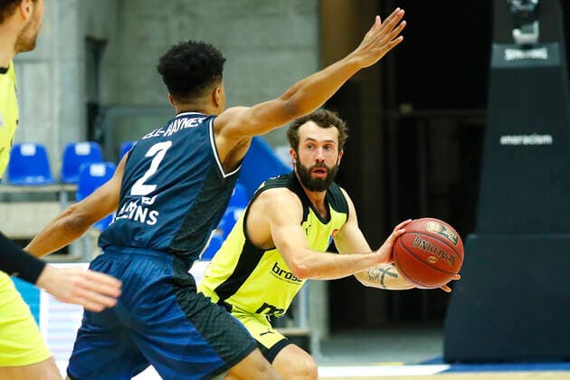13. Spieltag der easyCredit BBL Basketball Bundesliga in der Arena Hohenlohe in Ilshofen Saison 2020-2021 HAKRO Merlins Crailsheim gegen Medi Bayreuth Trae Bell-Haynes (HAKRO Merlins Crailsheim 2) links Bastian Doreth (Medi Bayreuth 10) rechts