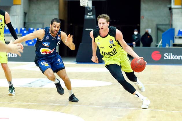 13. Spieltag der easyCredit BBL Basketball Bundesliga in der Arena Hohenlohe in Ilshofen Saison 2020-2021 HAKRO Merlins Crailsheim gegen Medi Bayreuth Elias Lasisi (HAKRO Merlins Crailsheim 6) links David Walker (Medi Bayreuth23) rechts