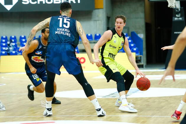 13. Spieltag der easyCredit BBL Basketball Bundesliga in der Arena Hohenlohe in Ilshofen Saison 2020-2021 HAKRO Merlins Crailsheim gegen Medi Bayreuth Bogdan Radosavljevic (HAKRO Merlins Crailsheim 15) links David Walker (Medi Bayreuth23) rechts