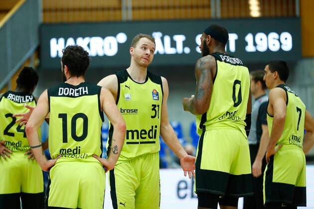 13. Spieltag der easyCredit BBL Basketball Bundesliga in der Arena Hohenlohe in Ilshofen Saison 2020-2021 HAKRO Merlins Crailsheim gegen Medi Bayreuth Bastian Doreth (Medi Bayreuth 10) links Osvaldas Olisevicius (Medi Bayreuth 31) mitte Dererk Pardon (Medi Bayreuth 0) rechts