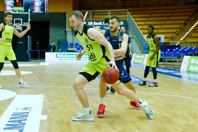 13. Spieltag der easyCredit BBL Basketball Bundesliga in der Arena Hohenlohe in Ilshofen Saison 2020-2021 HAKRO Merlins Crailsheim gegen Medi Bayreuth Radii Caisin (HAKRO Merlins Crailsheim 13) rechts Osvaldas Olisevicius (Medi Bayreuth 31) links