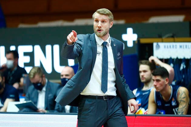 13. Spieltag der easyCredit BBL Basketball Bundesliga in der Arena Hohenlohe in Ilshofen Saison 2020-2021 HAKRO Merlins Crailsheim gegen Medi Bayreuth Tuomas Ilsalo (HAKRO Merlins Crailsheim) Trainer