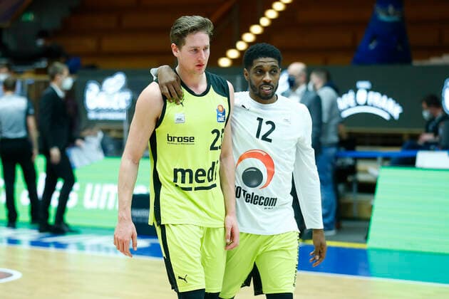 13. Spieltag der easyCredit BBL Basketball Bundesliga in der Arena Hohenlohe in Ilshofen Saison 2020-2021 HAKRO Merlins Crailsheim gegen Medi Bayreuth David Walker (Medi Bayreuth23) links Lazeric Jones (Medi Bayreuth 12) rechts