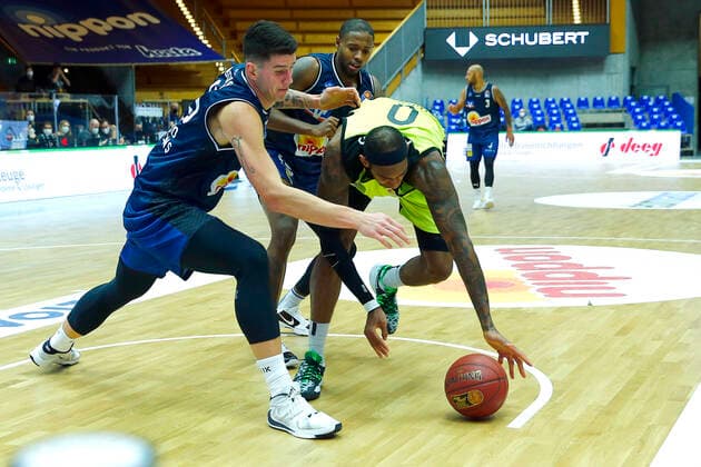 13. Spieltag der easyCredit BBL Basketball Bundesliga in der Arena Hohenlohe in Ilshofen Saison 2020-2021 HAKRO Merlins Crailsheim gegen Medi Bayreuth Bogdan Radosavljevic (HAKRO Merlins Crailsheim 15) links Dererk Pardon (Medi Bayreuth 0) rechts