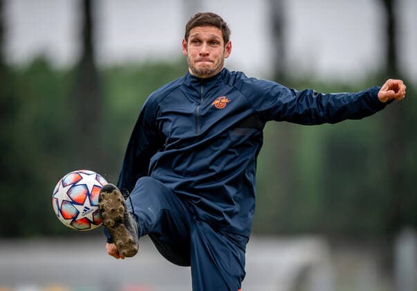 Leipzigs Co-Trainer Moritz Volz beim Anschwitzen vor dem UEFA Champions League Spiel Basaksehir Istanbul gegen RB Lepzig 02.12.2020, Atatuerk Olympiastadion in Istanbul. Training RB Leipzig