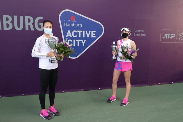 Im Bild: Qinwen ZHENG (CHN) (Q) (Siegerin 2021) und Linda FRUHVIRTOVA (CZE) (JE) (2. Platz) Tennis Future Hamburg - ITF-W25 Hamburg, Hamburg, Tennis-Verband Hamburg, 17.01.2021,